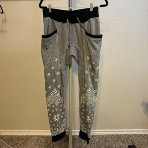 Men’s bandana/paisley grey jogger sweats, size large